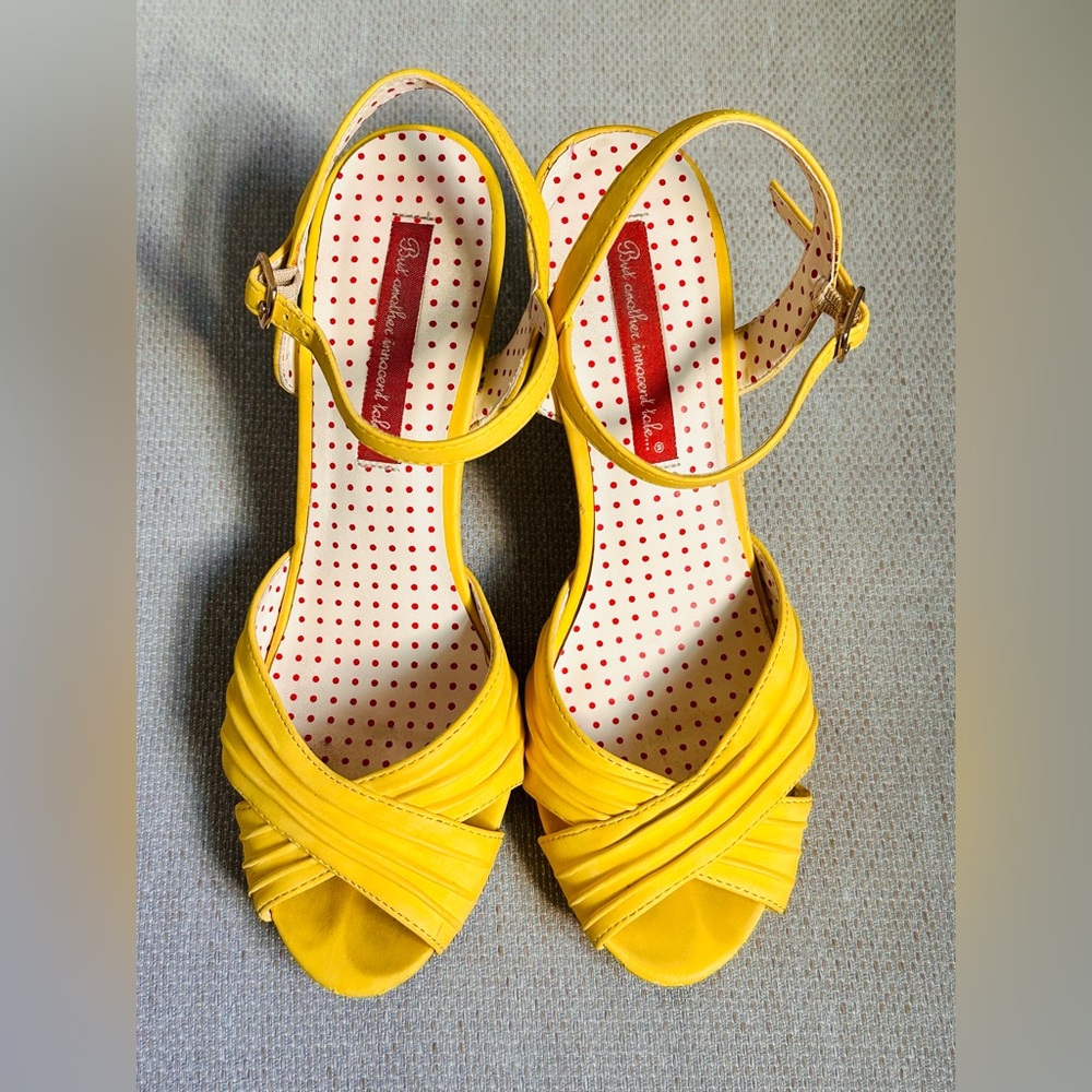 B.A.I.T. Vintage Inspired Heels YELLOW

Size 7.5
